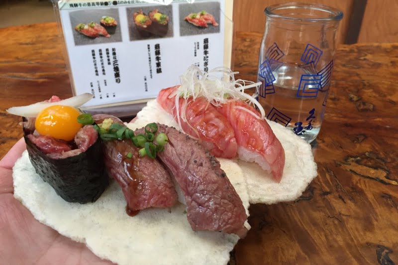 飛騨牛のお寿司食べ歩き ゴミが出ないようにお皿がおせんべいになっている