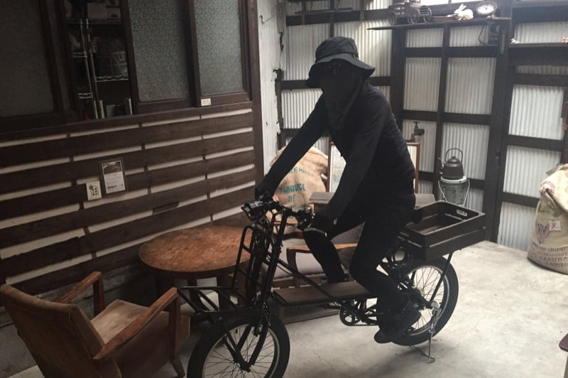 うさぼく自転車の上に乗っている黒い何か
