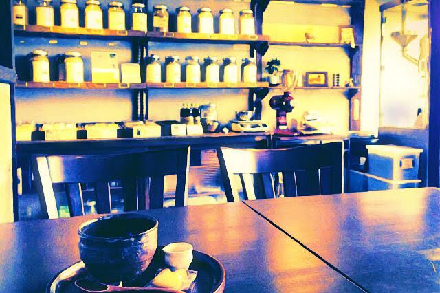 店内での会話は聞くつもりはなくても耳に入ってくるもの、そんな認識で過ごしていただければ